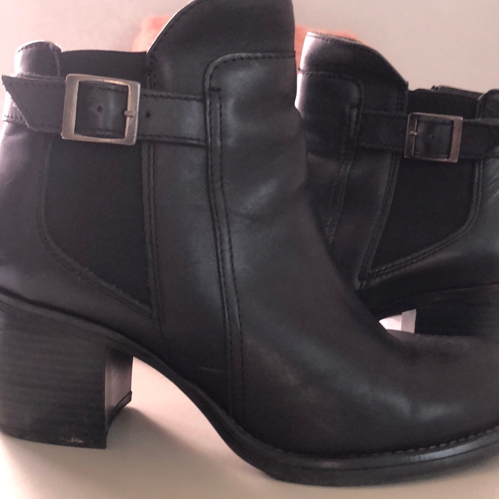 ANDREA Black leather booties